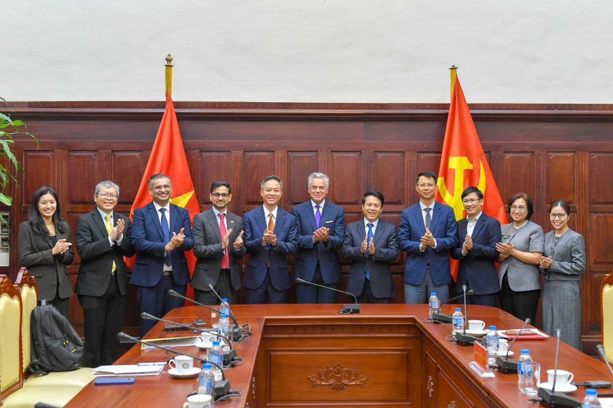 Phó Thống đốc Phạm Tiến Dũng cùng Đoàn công tác Mastercard chụp ảnh lưu niệm Phó Thống đốc Phạm Tiến Dũng cùng Đoàn công tác Mastercard chụp ảnh lưu niệm