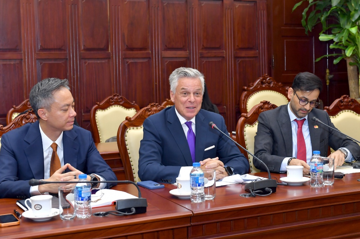 Ông Jon M. Huntsman - Phó Chủ tịch Tập đoàn Mastercard phát biểu tại buổi làm việc Ông Jon M. Huntsman - Phó Chủ tịch Tập đoàn Mastercard phát biểu tại buổi làm việc