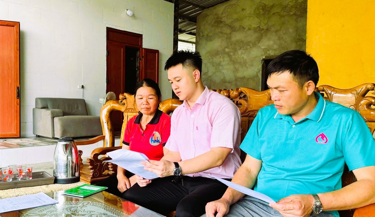 Nhờ vốn vay ưu đãi hai người con của bà Nguyễn Thị Mai, người dân tộc Thái ở bản Huống, xã Châu Hồng đã được đi xuất khẩu lao động. Nhờ vốn vay ưu đãi hai người con của bà Nguyễn Thị Mai, người dân tộc Thái ở bản Huống, xã Châu Hồng đã được đi xuất khẩu lao động.