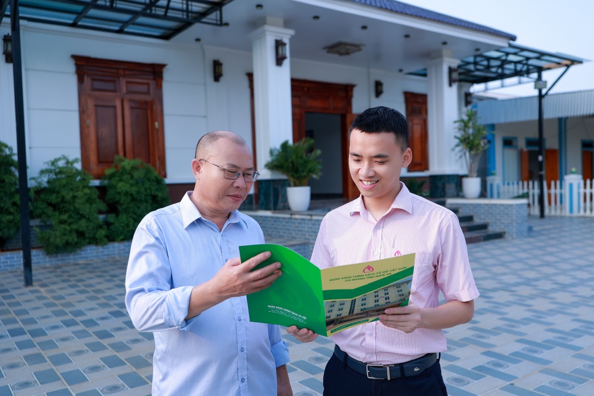 Từ hộ cận nghèo, gia đình Vũ Bá Quảng ở xã Nghĩa Lâm đã có cuộc sống dầy đủ hơn từ việc các con của gia đình đi xuất khẩu lao động. Từ hộ cận nghèo, gia đình Vũ Bá Quảng ở xã Nghĩa Lâm đã có cuộc sống dầy đủ hơn từ việc các con của gia đình đi xuất khẩu lao động.