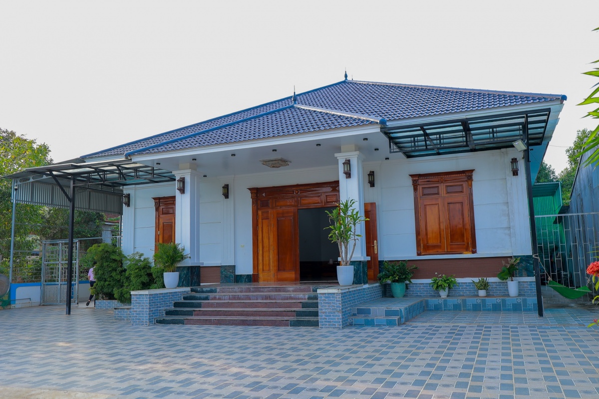 Ngôi nhà khang trang của ông gia đình Vũ Bá Quảng ở xã Nghĩa Lâm thành quả của những năm tháng các con ông đi xuất khẩu lao động. Ngôi nhà khang trang của ông gia đình Vũ Bá Quảng ở xã Nghĩa Lâm thành quả của những năm tháng các con ông đi xuất khẩu lao động.