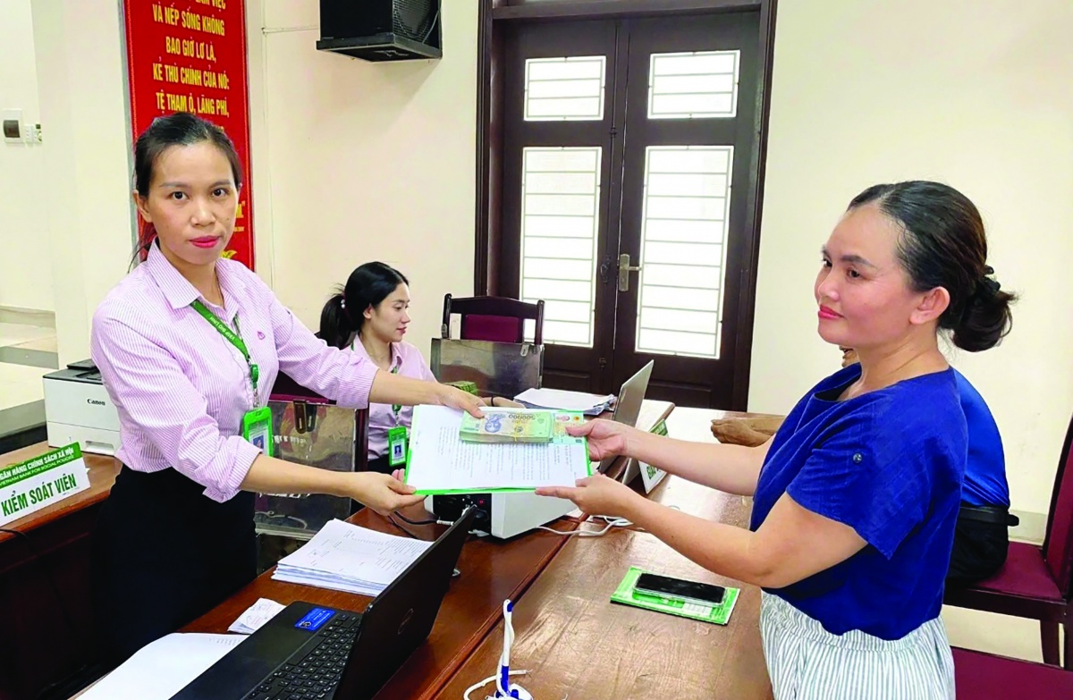Phía sau mỗi khoản vay dành cho học sinh, sinh viên là cơ hội và niềm tin được trao cho những bạn trẻ nỗ lực vươn lên Phía sau mỗi khoản vay dành cho học sinh, sinh viên là cơ hội và niềm tin được trao cho những bạn trẻ nỗ lực vươn lên