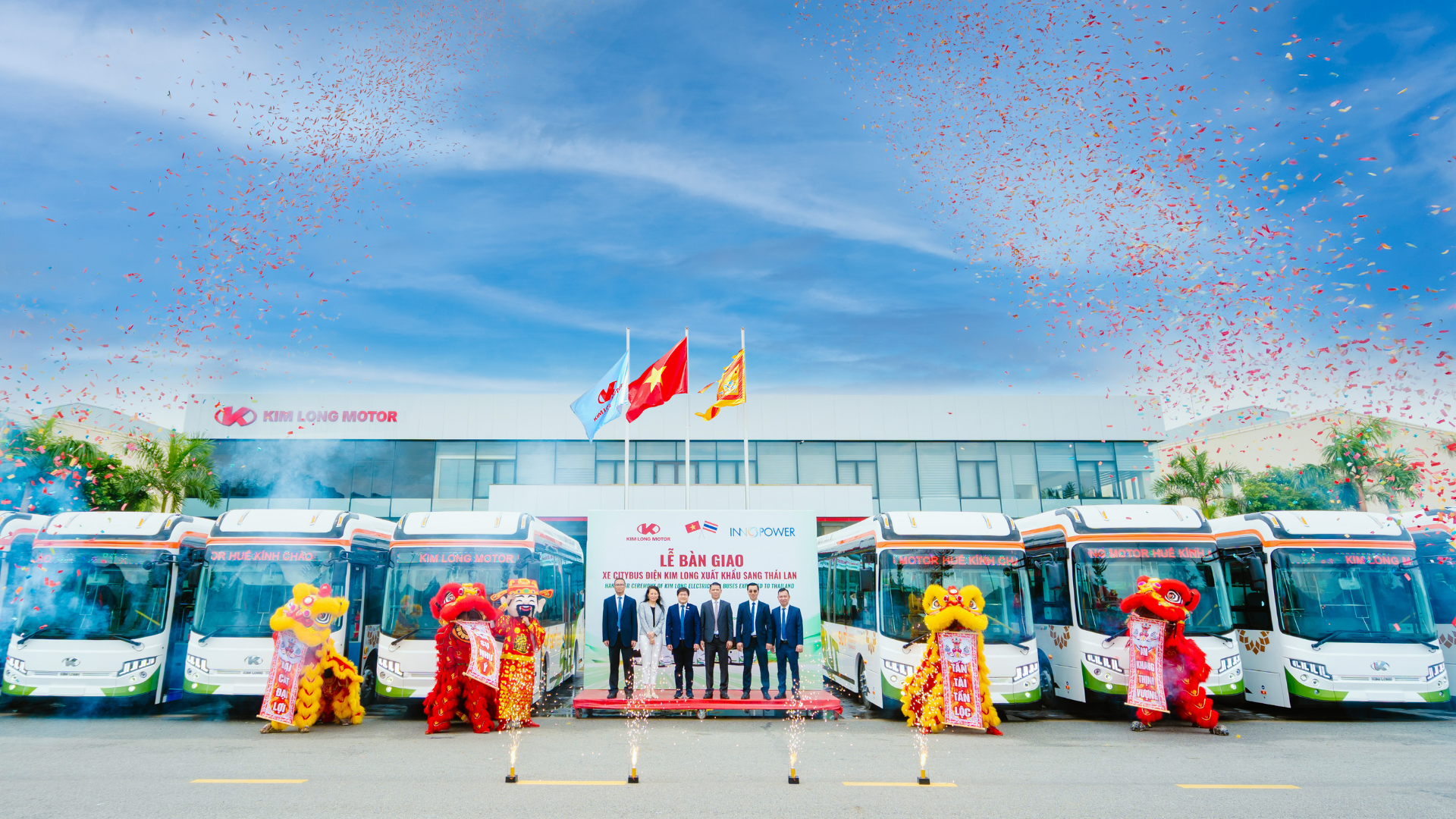 Xe buýt “Made in Vietnam” được xuất khẩu sang Thái Lan trong năm 2026. Xe buýt “Made in Vietnam” được xuất khẩu sang Thái Lan trong năm 2026.