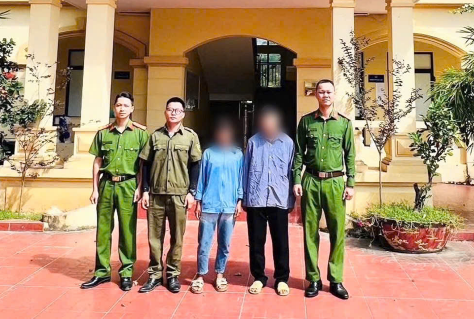 Công an xã Pà Vầy Sủ kịp thời xác minh đưa chị V.T.D. về nhà an toàn. Công an xã Pà Vầy Sủ kịp thời xác minh đưa chị V.T.D. về nhà an toàn.