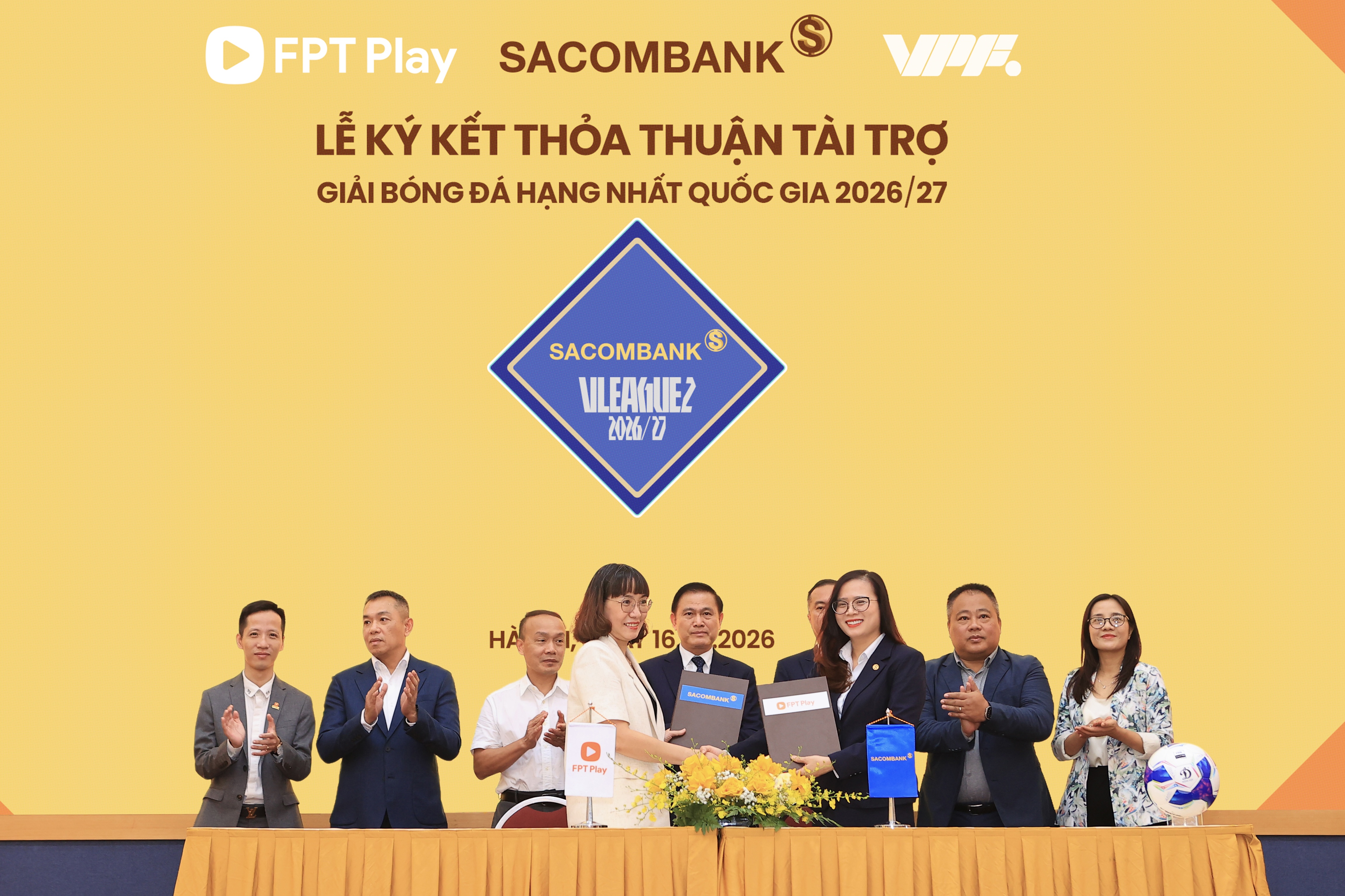 Đại diện SACOMBANK – bà Nguyễn Thị Kiều Anh (Phó TGĐ) và Đại diện Công ty cổ phần Viễn thông FPT – bà Tô Nam Phương (Phó TGĐ) thực hiện nghi thức ký kết tài trợ cho Giải Bóng đá Hạng Nhất Quốc gia. Đại diện SACOMBANK – bà Nguyễn Thị Kiều Anh (Phó TGĐ) và Đại diện Công ty cổ phần Viễn thông FPT – bà Tô Nam Phương (Phó TGĐ) thực hiện nghi thức ký kết tài trợ cho Giải Bóng đá Hạng Nhất Quốc gia.