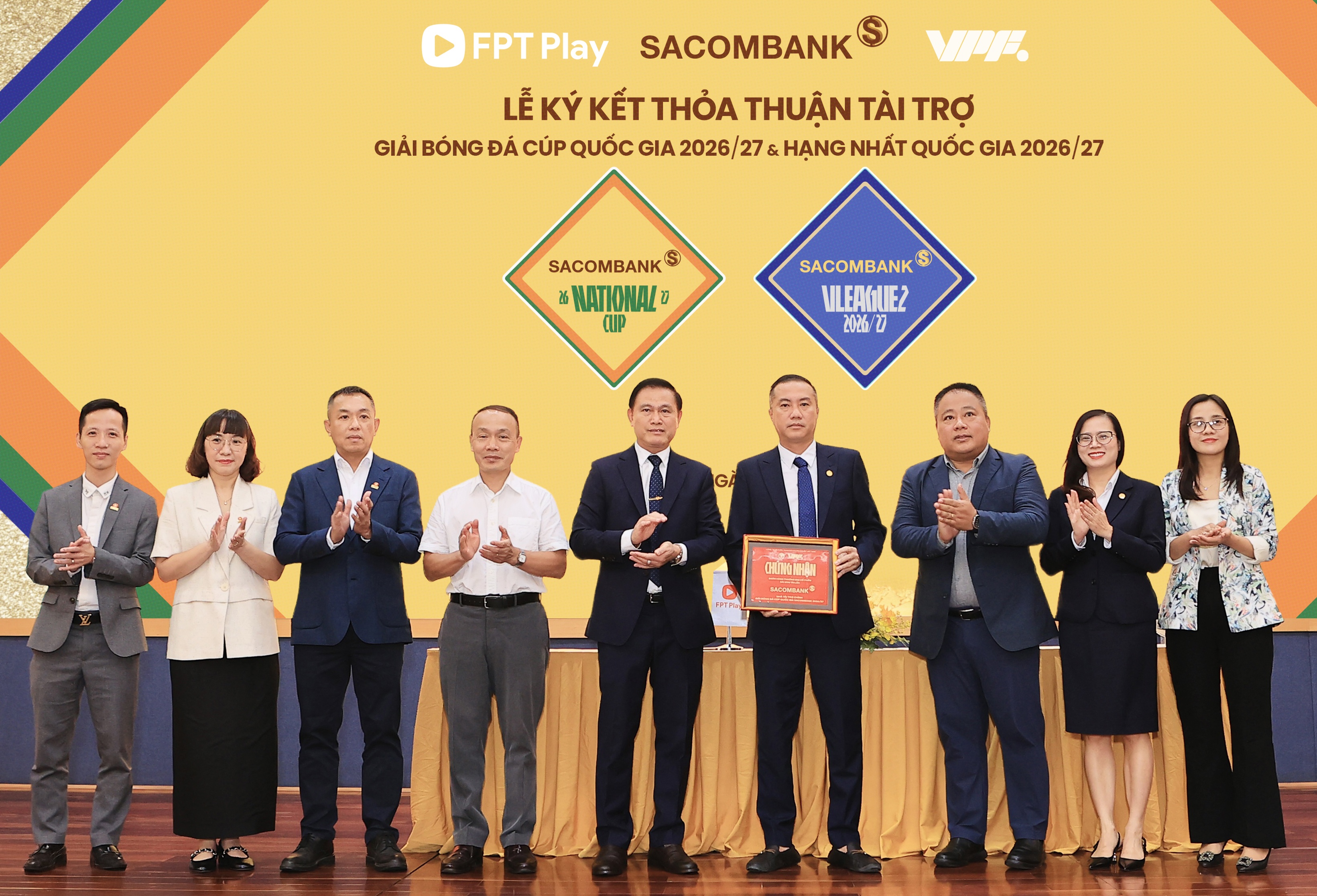 Đại diện SACOMBANK - ông Nguyễn Xuân Vũ (Thành viên HĐQT) nhận chứng nhận Nhà tài trợ chính cho hai giải đấu chuyên nghiệp cấp quốc gia. Đại diện SACOMBANK - ông Nguyễn Xuân Vũ (Thành viên HĐQT) nhận chứng nhận Nhà tài trợ chính cho hai giải đấu chuyên nghiệp cấp quốc gia.