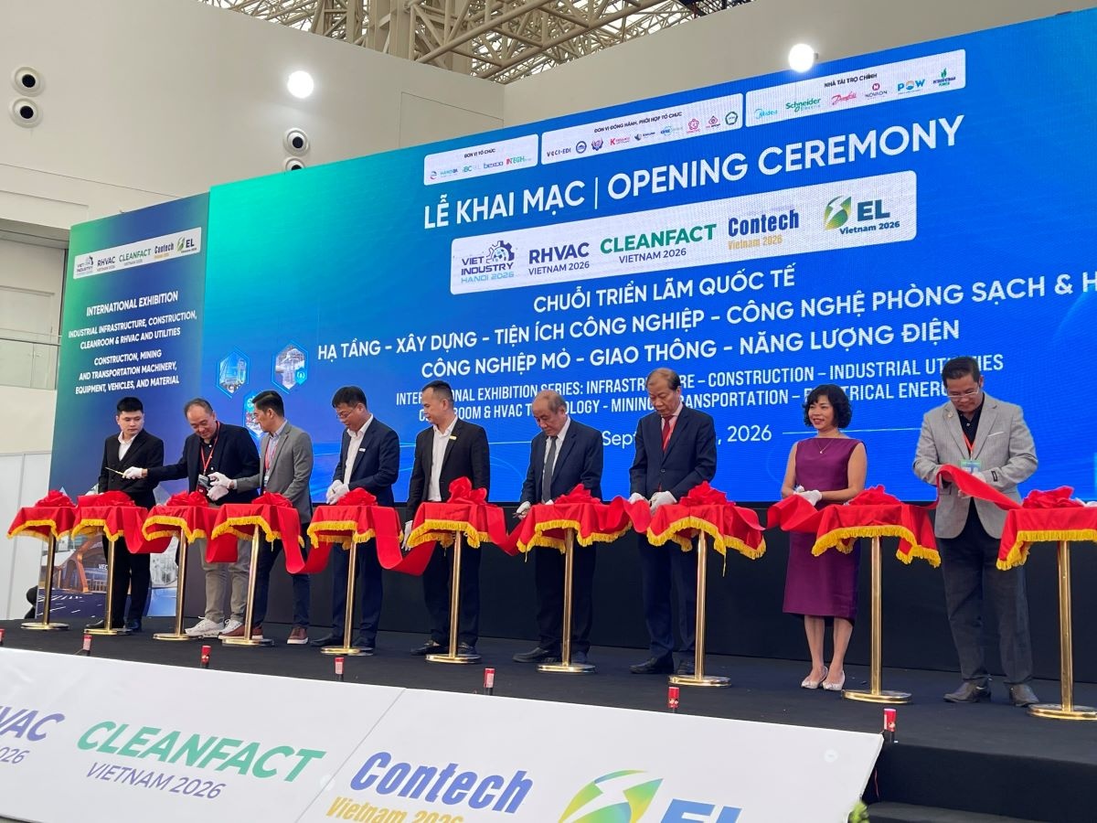 Các đại biểu cắt băng khai mạc triển lãm Các đại biểu cắt băng khai mạc triển lãm