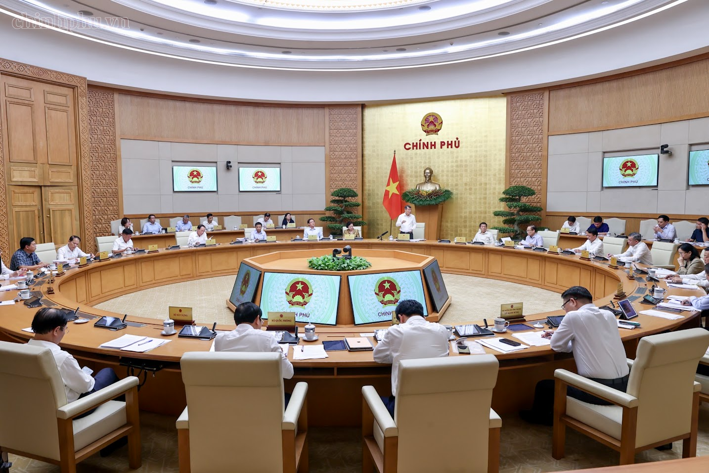 Thủ tướng: Tuyệt đối không để lợi ích cục bộ, lợi ích ngành, lợi ích nhóm chi phối chính sách Thủ tướng: Tuyệt đối không để lợi ích cục bộ, lợi ích ngành, lợi ích nhóm chi phối chính sách- Ảnh 7.
