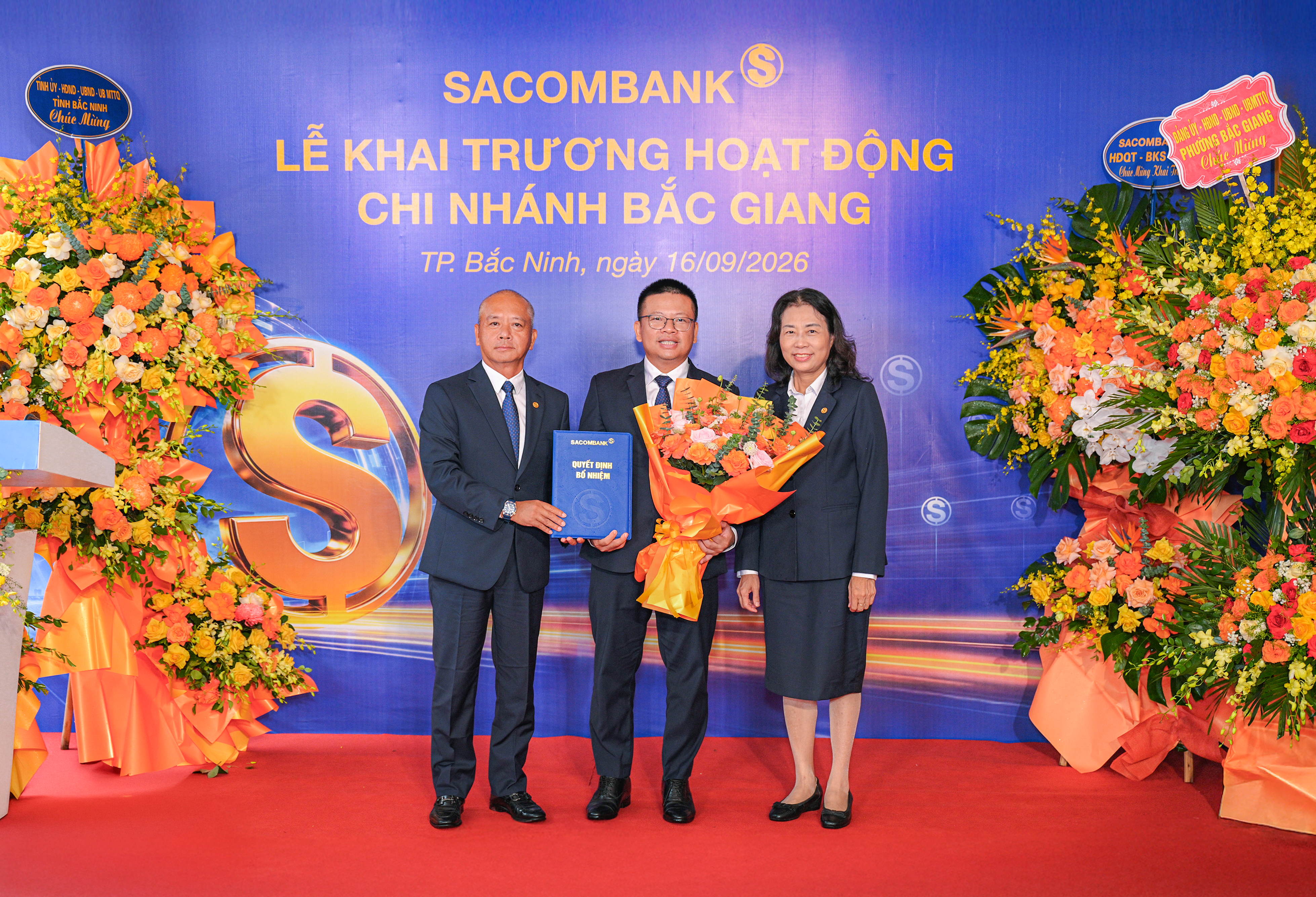 Đại diện Ban Lãnh đạo SACOMBANK trao quyết định và hoa chúc mừng ông Nguyễn Việt Hùng -Giám đốc Chi nhánh Bắc Giang. Đại diện Ban Lãnh đạo SACOMBANK trao quyết định và hoa chúc mừng ông Nguyễn Việt Hùng -Giám đốc Chi nhánh Bắc Giang.
