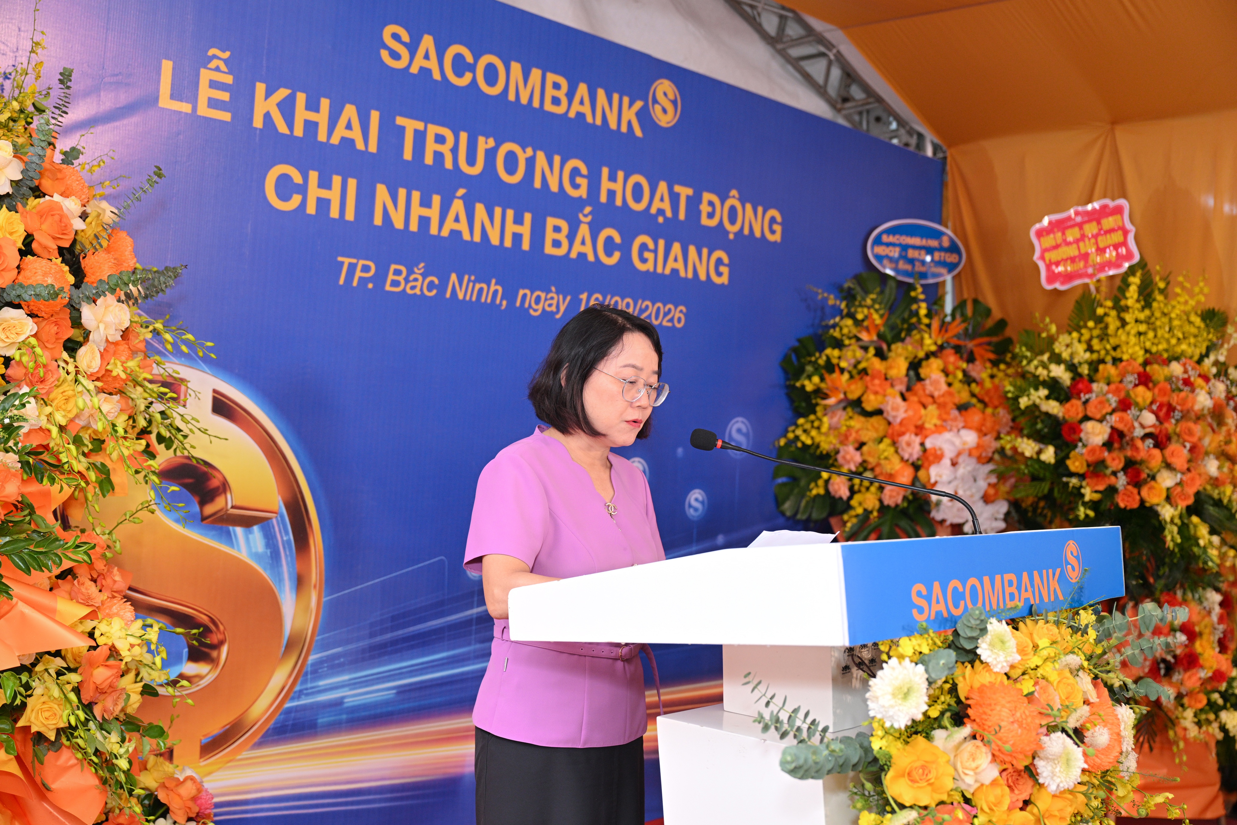 Bà Lê Thị Hoàng Hà - Phó giám đốc Ngân hàng nhà nước Việt Nam - Chi nhánh Khu vực 12 phát biểu tại Lễ khai trương Chi nhánh Bắc Giang. Bà Lê Thị Hoàng Hà - Phó giám đốc Ngân hàng nhà nước Việt Nam - Chi nhánh Khu vực 12 phát biểu tại Lễ khai trương Chi nhánh Bắc Giang.