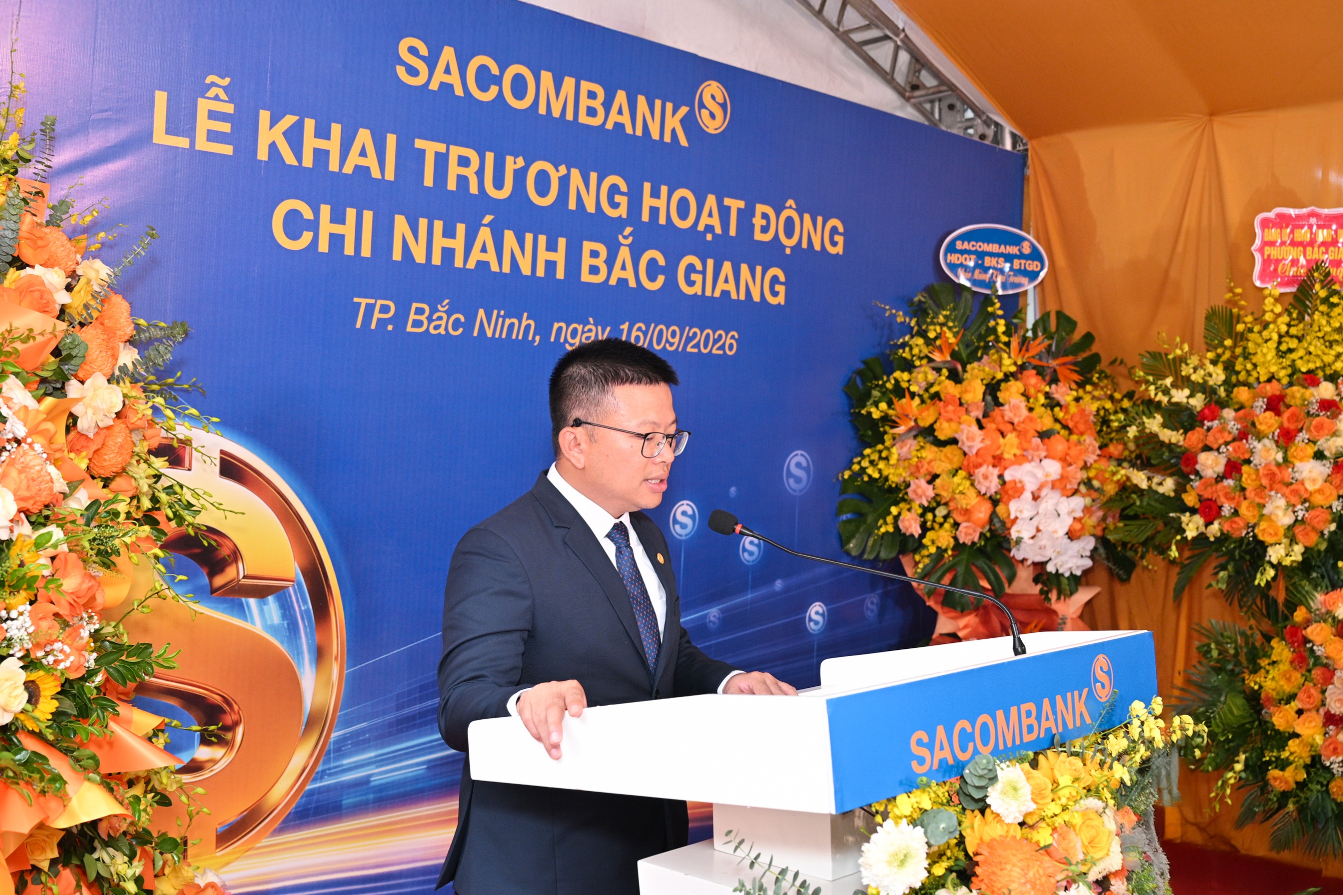 Ông Nguyễn Việt Hùng - Giám đốc Chi nhánh Bắc Giang chia sẻ quyết tâm cùng tập thể Chi nhánh tạo dựng một khởi đầu vững chắc, phục vụ tốt khách hàng và từng bước khẳng định vị thế tại địa bàn. Ông Nguyễn Việt Hùng - Giám đốc Chi nhánh Bắc Giang chia sẻ quyết tâm cùng tập thể Chi nhánh tạo dựng một khởi đầu vững chắc, phục vụ tốt khách hàng và từng bước khẳng định vị thế tại địa bàn.