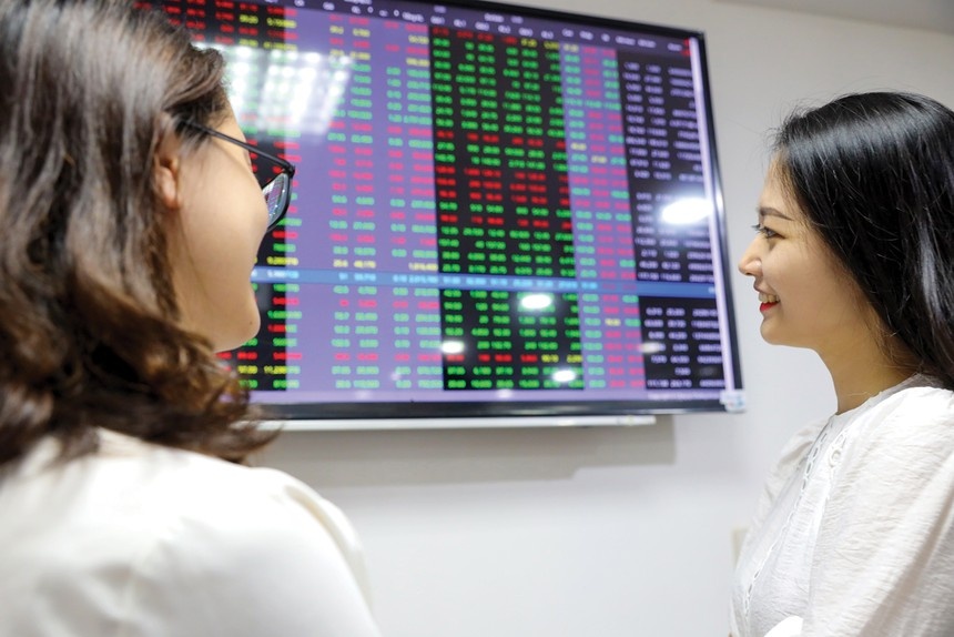 Dòng tiền cải thiện, nhóm chứng khoán và ngân hàng đồng loạt tăng giá, góp phần đưa VN-Index trở lại trên mốc 1.820 điểm trong phiên 17/9 Dòng tiền cải thiện, nhóm chứng khoán và ngân hàng đồng loạt tăng giá, góp phần đưa VN-Index trở lại trên mốc 1.820 điểm trong phiên 17/9