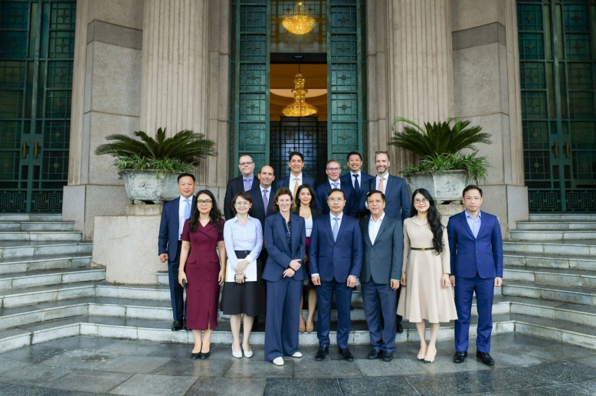 Thống đốc Phạm Đức Ấn chụp ảnh lưu niệm với đoàn công tác của FTSE Russell