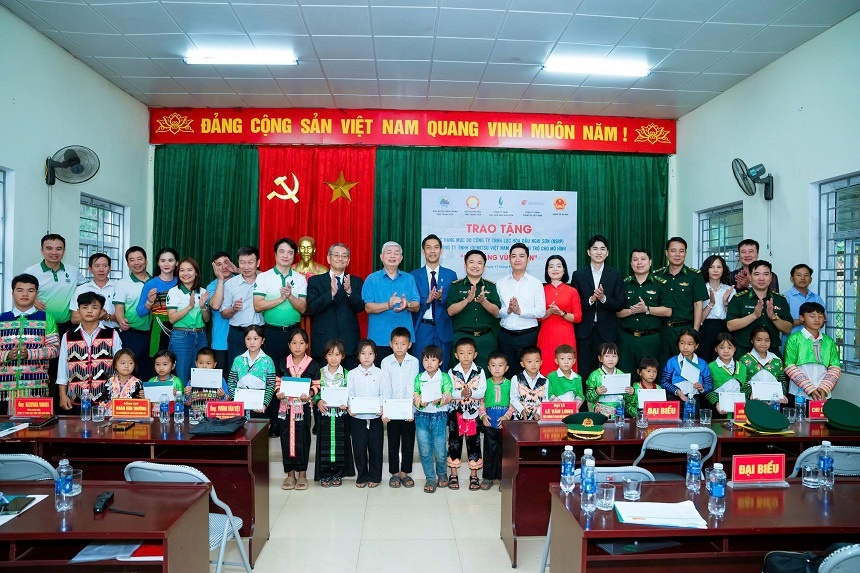 Đại diện các đơn vị trao tặng hệ thống đèn năng lượng mặt trời và học bổng cho bản Cơm Đại diện các đơn vị trao tặng hệ thống đèn năng lượng mặt trời và học bổng cho bản Cơm