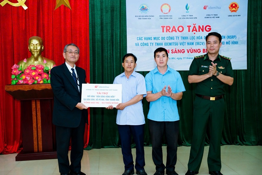 Ong Egashira Hideaki - Tong Giam doc Idemitsu Vietnam trao biểu trưng tài trợ công trình đèn năng lượng mặt trời cho Ban quản lý bản Cơm Ong Egashira Hideaki - Tong Giam doc Idemitsu Vietnam trao biểu trưng tài trợ công trình đèn năng lượng mặt trời cho Ban quản lý bản Cơm