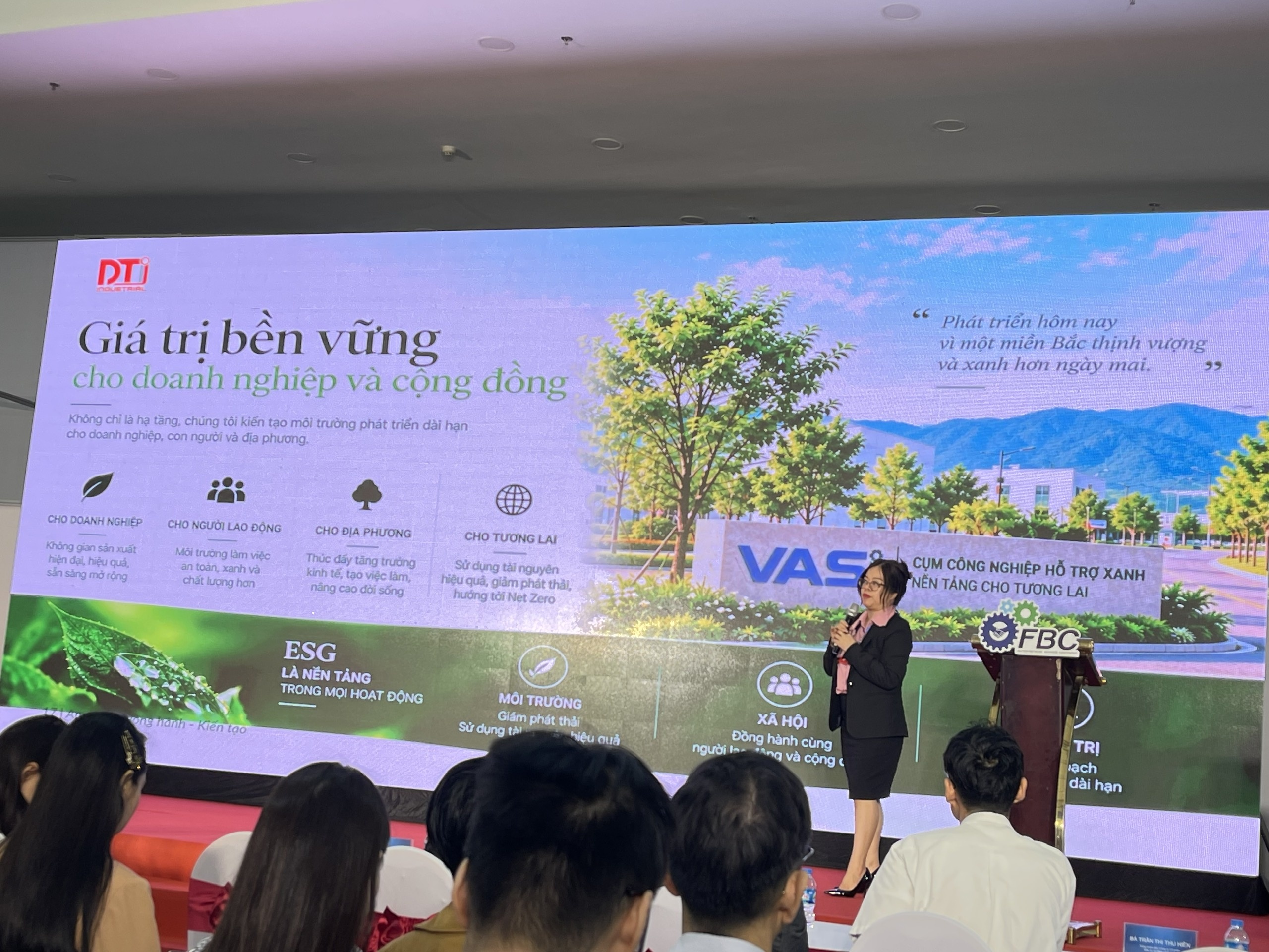 Bà Trần Thị Thu Hiền, Tổng giám đốc DTJ Group phát biểu tại hội thảo Bà Trần Thị Thu Hiền, Tổng giám đốc DTJ Group phát biểu tại hội thảo