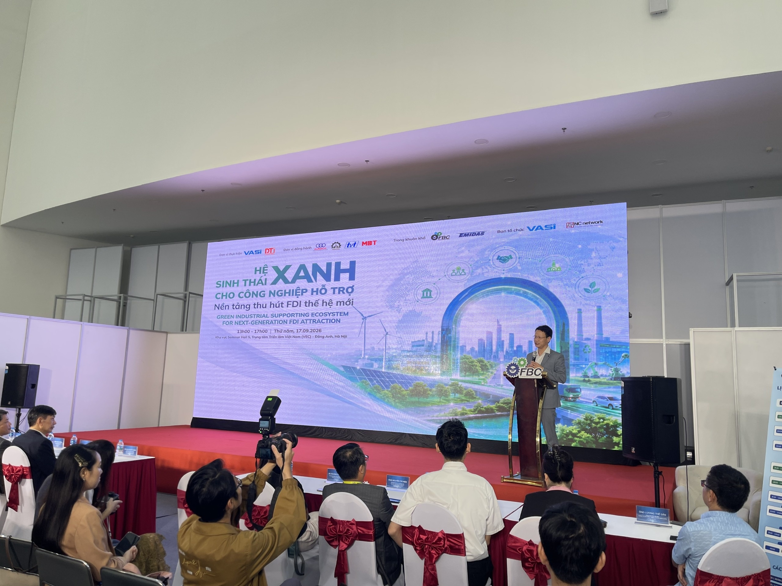 Hội thảo “Hệ sinh thái xanh cho công nghiệp hỗ trợ – Nền tảng thu hút FDI thế hệ mới” Hội thảo “Hệ sinh thái xanh cho công nghiệp hỗ trợ – Nền tảng thu hút FDI thế hệ mới”