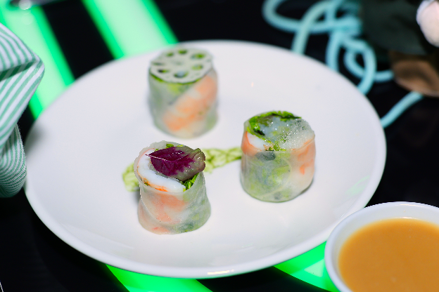 Phiên bản nước sốt mới làm dậy vị những nguyên liệu bên trong gỏi cuốn, khiến món ăn trở nên mới mẻ hơn Phiên bản nước sốt mới làm dậy vị những nguyên liệu bên trong gỏi cuốn, khiến món ăn trở nên mới mẻ hơn