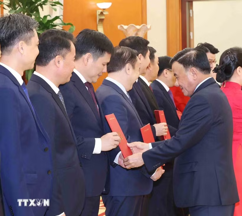 Công bố 12 quyết định của Bộ Chính trị, Ban Bí thư về công tác cán bộ Công bố 12 quyết định của Bộ Chính trị, Ban Bí thư về công tác cán bộ- Ảnh 1.
