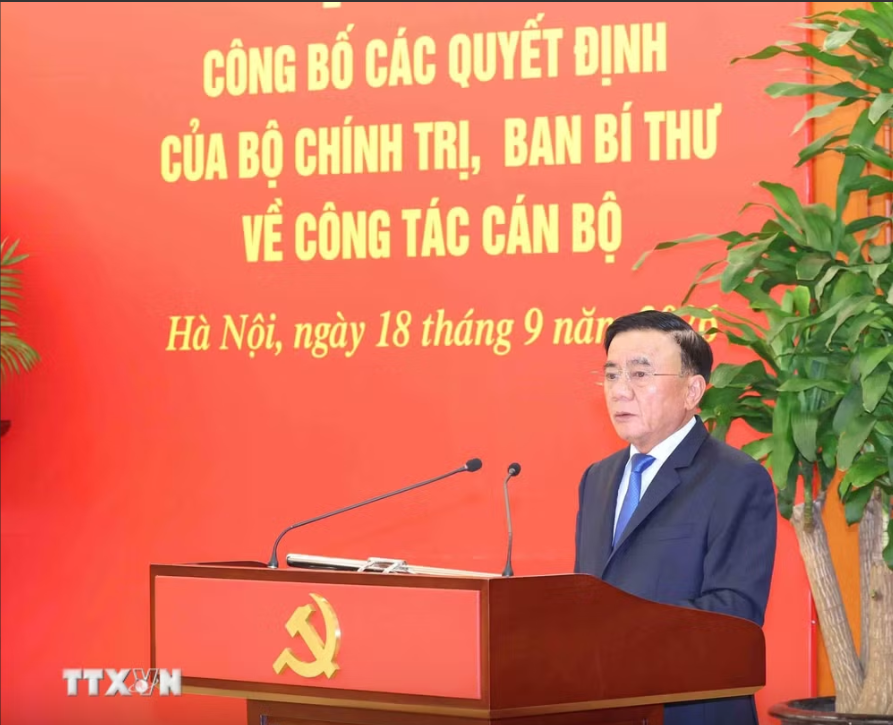 Công bố 12 quyết định của Bộ Chính trị, Ban Bí thư về công tác cán bộ Công bố 12 quyết định của Bộ Chính trị, Ban Bí thư về công tác cán bộ