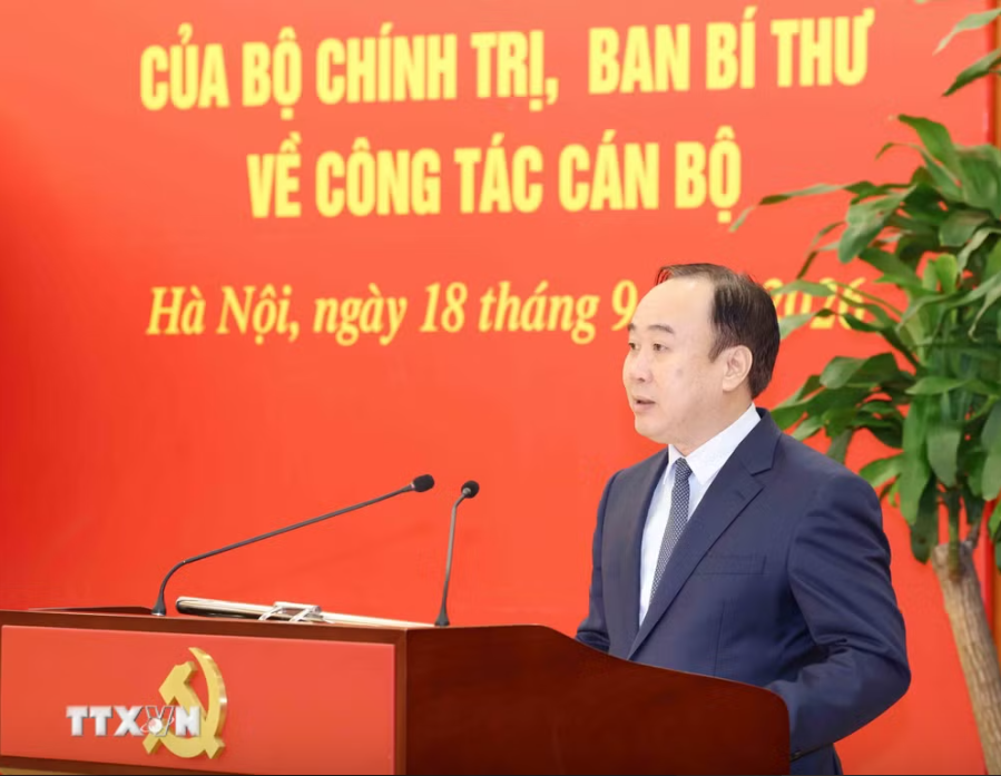 Công bố 12 quyết định của Bộ Chính trị, Ban Bí thư về công tác cán bộ Công bố 12 quyết định của Bộ Chính trị, Ban Bí thư về công tác cán bộ