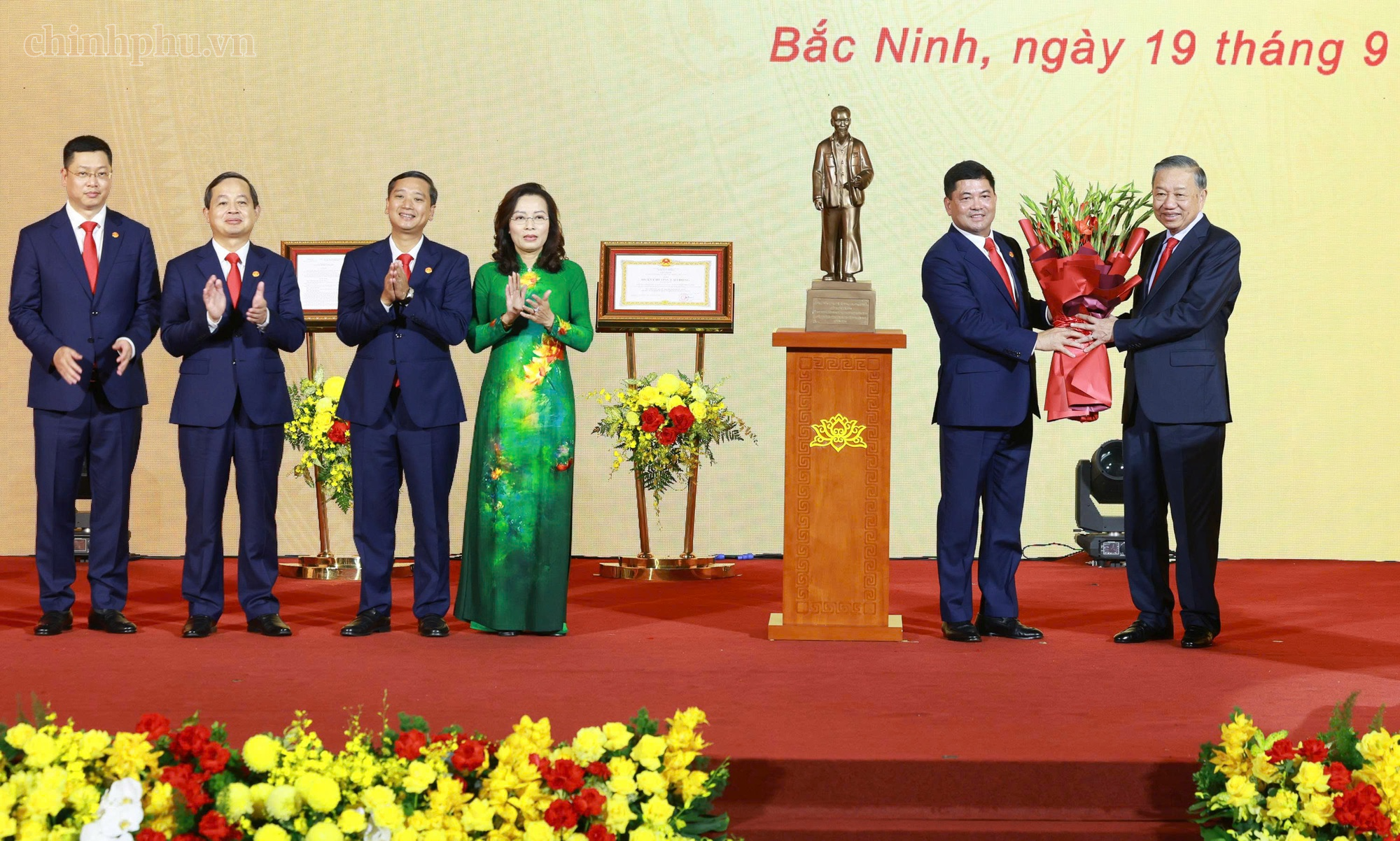 Tổng Bí thư, Chủ tịch nước Tô Lâm: Xây dựng Bắc Ninh trở thành đô thị hiện đại nhưng vẫn đậm đà hồn cốt văn hóa Kinh Bắc Tổng Bí thư, Chủ tịch nước Tô Lâm: Xây dựng Bắc Ninh trở thành đô thị hiện đại nhưng vẫn đậm đà hồn cốt văn hóa Kinh Bắc- Ảnh 4.
