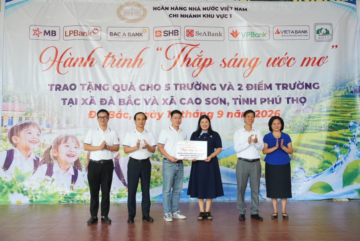 Thắp sáng ước mơ từ những món quà nghĩa tình nơi vùng cao Thắp sáng ước mơ từ những món quà nghĩa tình nơi vùng cao