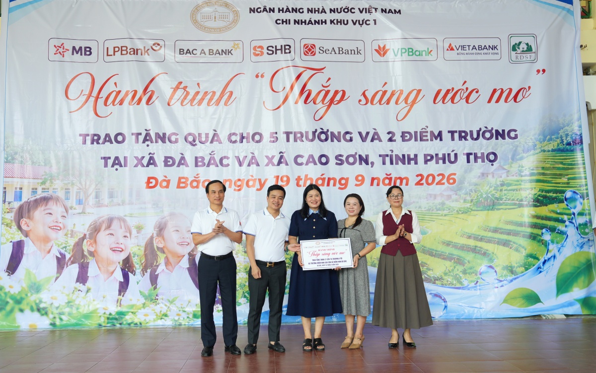 Thắp sáng ước mơ từ những món quà nghĩa tình nơi vùng cao Thắp sáng ước mơ từ những món quà nghĩa tình nơi vùng cao