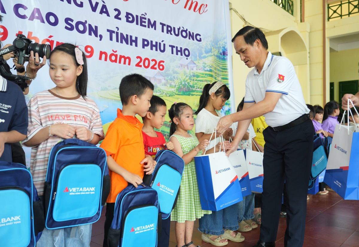 Thắp sáng ước mơ từ những món quà nghĩa tình nơi vùng cao Thắp sáng ước mơ từ những món quà nghĩa tình nơi vùng cao