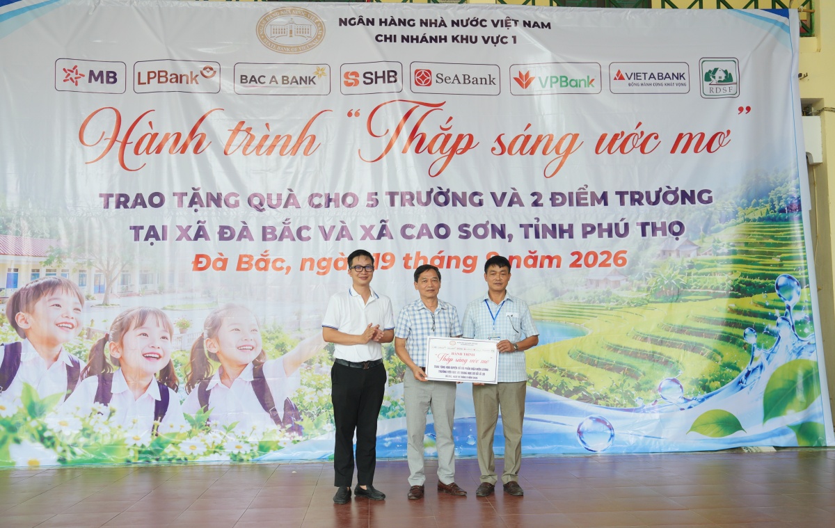 Thắp sáng ước mơ từ những món quà nghĩa tình nơi vùng cao Thắp sáng ước mơ từ những món quà nghĩa tình nơi vùng cao