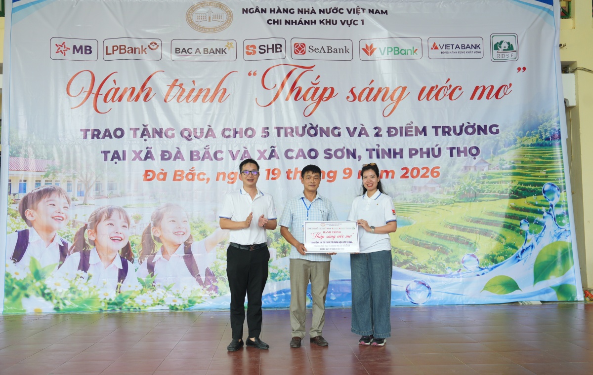 Thắp sáng ước mơ từ những món quà nghĩa tình nơi vùng cao Thắp sáng ước mơ từ những món quà nghĩa tình nơi vùng cao
