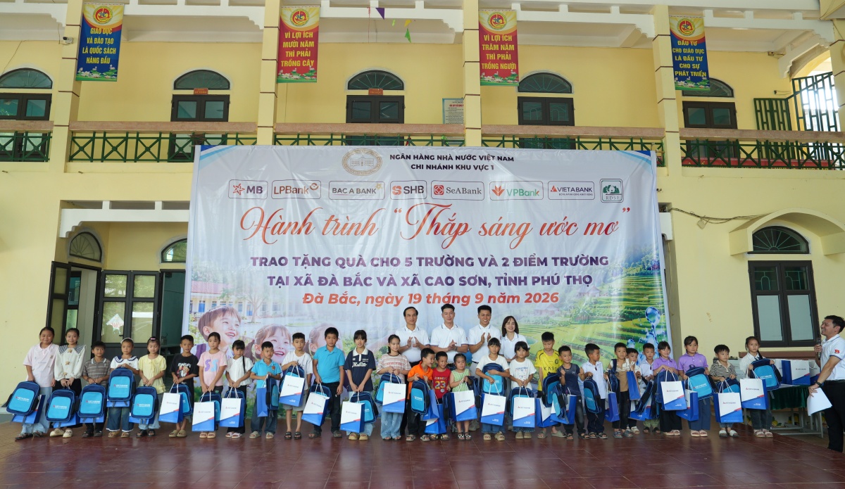 Ông Đoàn Hùng Sơn, Phó Giám đốc NHNN Khu vực 1 và Ông Phương Minh Tuấn, Phó chủ tịch công đoàn Ngân hàng TMCP Việt Á thay mặt ban tổ chức trao tặng 35 suất quà dành cho 35 học sinh tiêu biểu của Phân hiệu Hiền Lương – Trường Tiểu học và Trung học cơ sở Lê Lợi. Ông Đoàn Hùng Sơn, Phó Giám đốc NHNN Khu vực 1 và Ông Phương Minh Tuấn, Phó chủ tịch công đoàn Ngân hàng TMCP Việt Á thay mặt ban tổ chức trao tặng 35 suất quà dành cho 35 học sinh tiêu biểu của Phân hiệu Hiền Lương – Trường Tiểu học và Trung học cơ sở Lê Lợi.