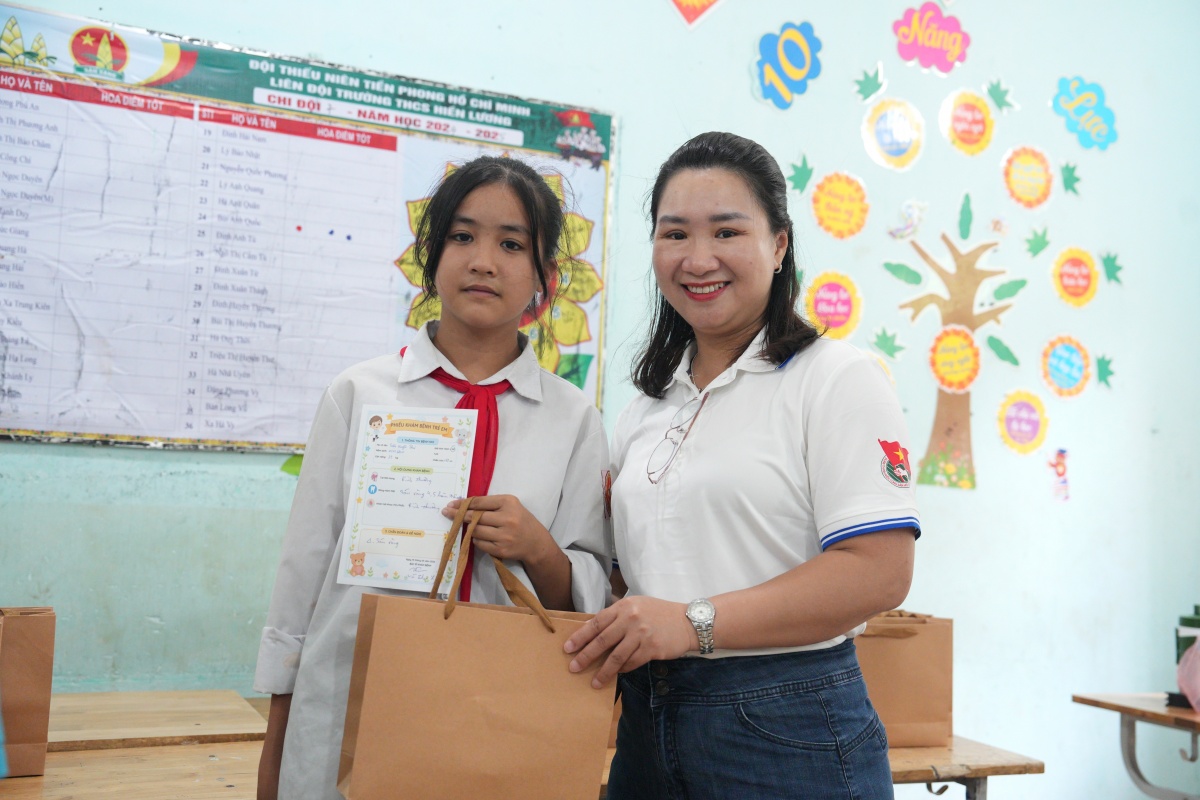 Ảnh: Bà Nguyễn Thùy Trang trao quà cho học sinh tại xã Đà Bắc Ảnh: Bà Nguyễn Thùy Trang trao quà cho học sinh tại xã Đà Bắc