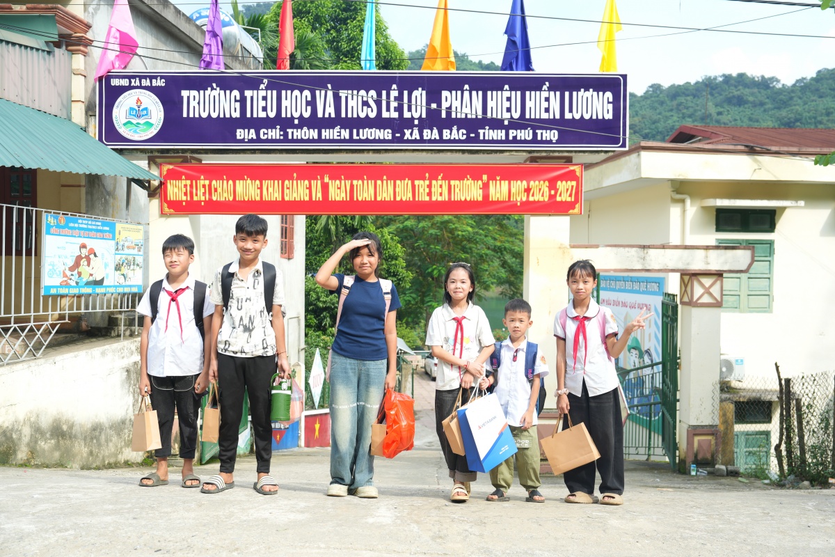 Cá em học sinh vui mừng đón nhận những món quà Cá em học sinh vui mừng đón nhận những món quà
