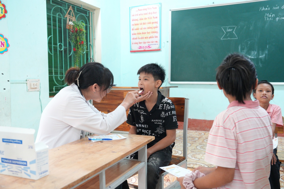 Thắp sáng ước mơ từ những món quà nghĩa tình nơi vùng cao Thắp sáng ước mơ từ những món quà nghĩa tình nơi vùng cao
