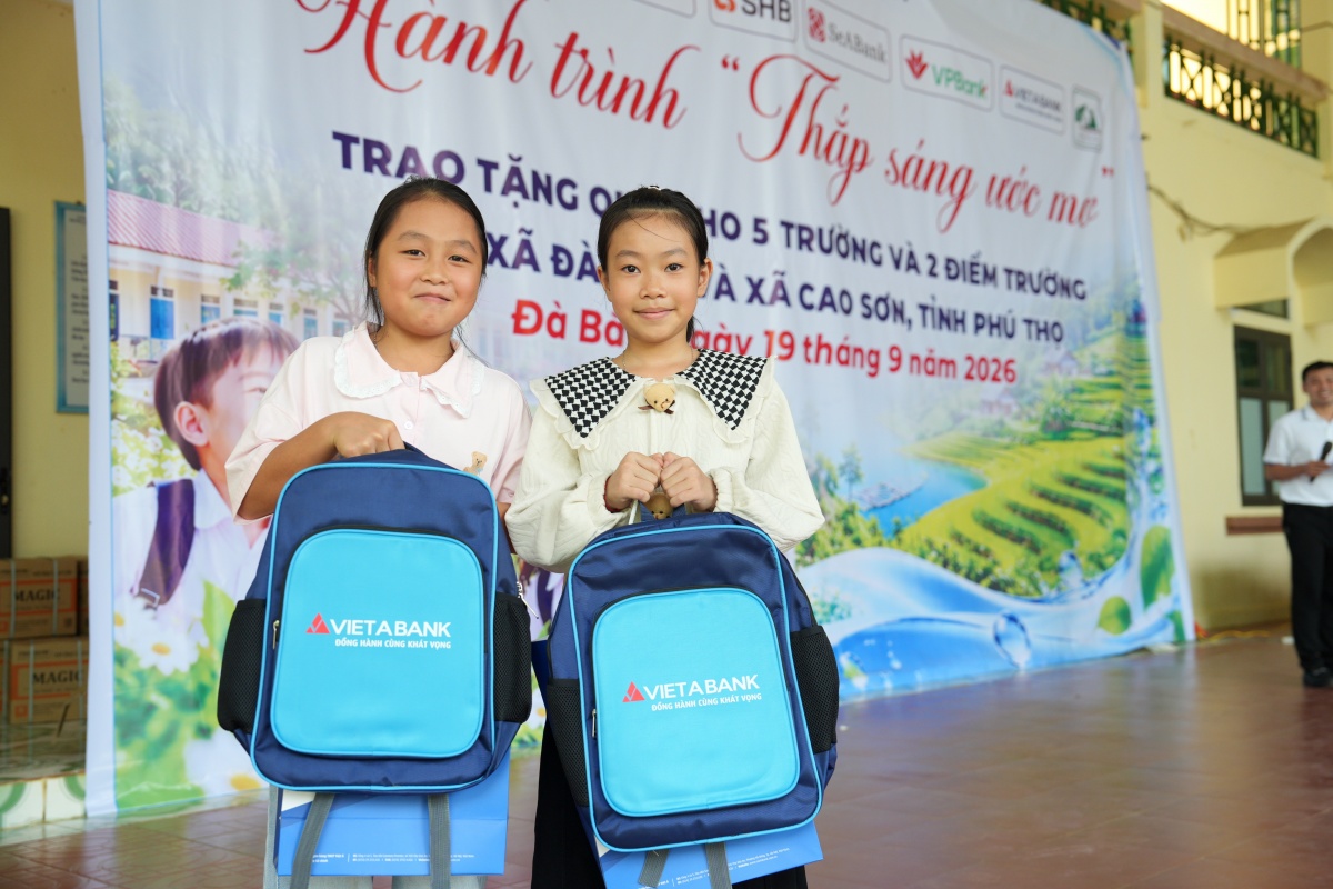 Ảnh: Em Xa Hà Giang cùng bạn nhận những món quà từ chương trình Ảnh: Em Xa Hà Giang cùng bạn nhận những món quà từ chương trình