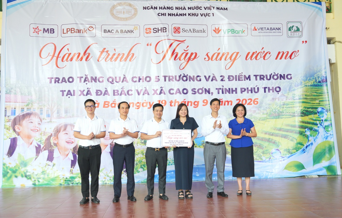 Thắp sáng ước mơ từ những món quà nghĩa tình nơi vùng cao Thắp sáng ước mơ từ những món quà nghĩa tình nơi vùng cao
