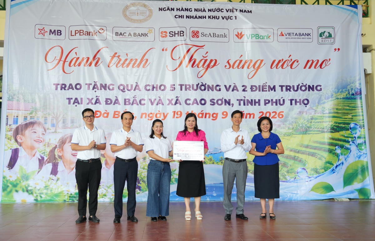 Thắp sáng ước mơ từ những món quà nghĩa tình nơi vùng cao Thắp sáng ước mơ từ những món quà nghĩa tình nơi vùng cao