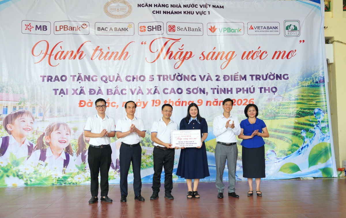 Thắp sáng ước mơ từ những món quà nghĩa tình nơi vùng cao Thắp sáng ước mơ từ những món quà nghĩa tình nơi vùng cao