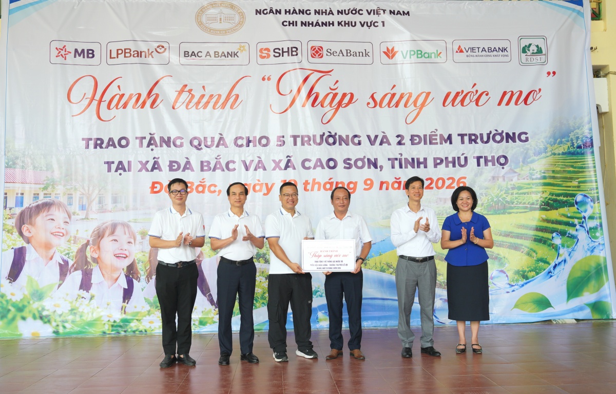 Thắp sáng ước mơ từ những món quà nghĩa tình nơi vùng cao Thắp sáng ước mơ từ những món quà nghĩa tình nơi vùng cao