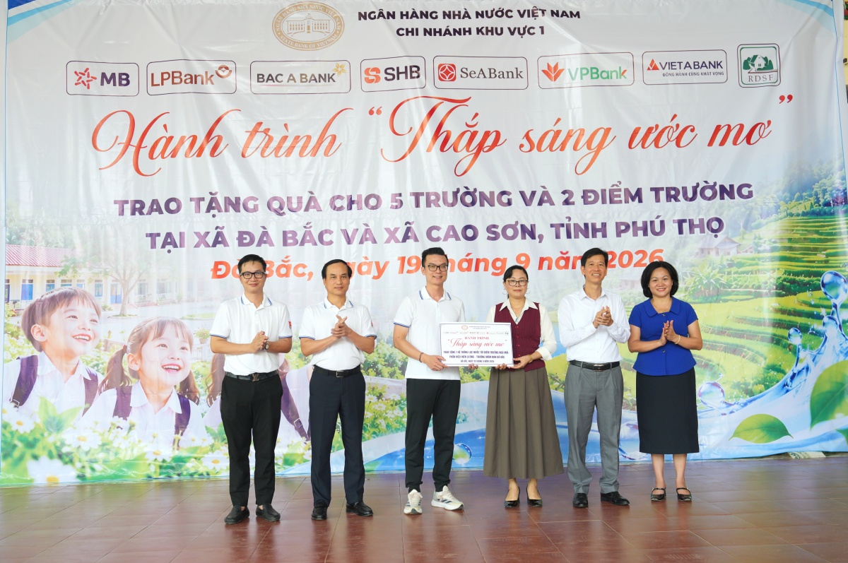 Thắp sáng ước mơ từ những món quà nghĩa tình nơi vùng cao Thắp sáng ước mơ từ những món quà nghĩa tình nơi vùng cao