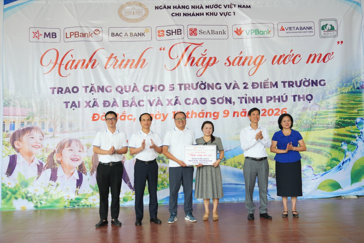 Thắp sáng ước mơ từ những món quà nghĩa tình nơi vùng cao Thắp sáng ước mơ từ những món quà nghĩa tình nơi vùng cao