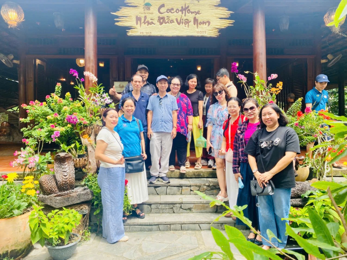 Du khách đến tham quan Coco Home (nhà dừa) Du khách đến tham quan Coco Home (nhà dừa)