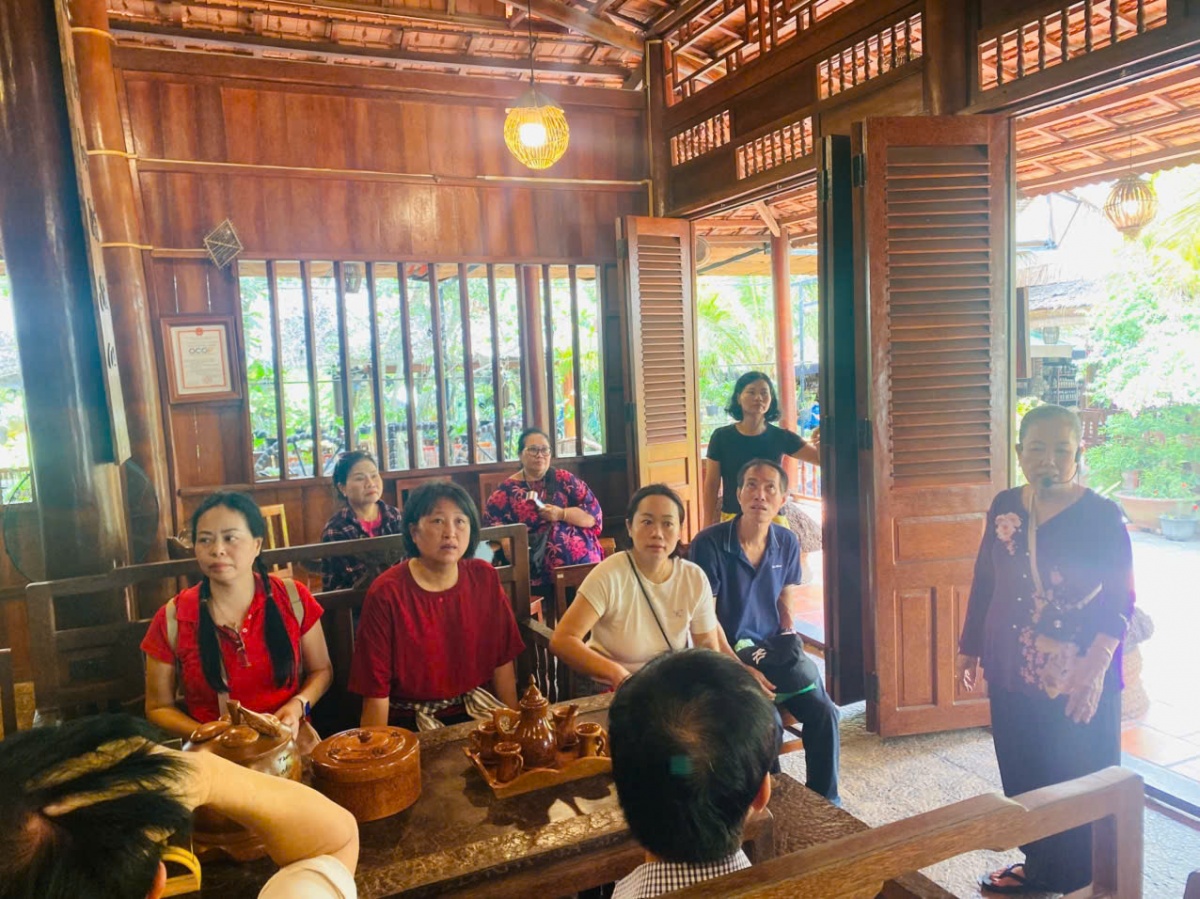 Du khách ngồi nghe bác chủ nhà giới thiệu về ngôi nhà dừa Du khách ngồi nghe bác chủ nhà giới thiệu về ngôi nhà dừa