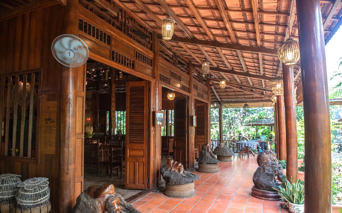 Ngôi nhà được xây dựng theo kiểu Nam Bộ truyền thống với 3 gian 2 chái. Từ kèo, cột, vách đến nội, ngoại thất, vật dụng đều làm bằng chất liệu là dừa vô cùng lạ mắt Ngôi nhà được xây dựng theo kiểu Nam Bộ truyền thống với 3 gian 2 chái. Từ kèo, cột, vách đến nội, ngoại thất, vật dụng đều làm bằng chất liệu là dừa vô cùng lạ mắt