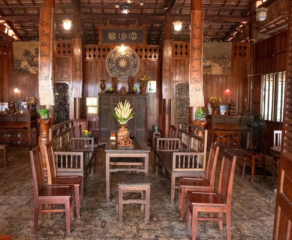 Ngôi nhà được làm tất cả từ vật liệu cây dừa, từ bàn ghế, ốp tường, cột kèo, bàn thờ, nền nhà. Ngôi nhà được làm tất cả từ vật liệu cây dừa, từ bàn ghế, ốp tường, cột kèo, bàn thờ, nền nhà.