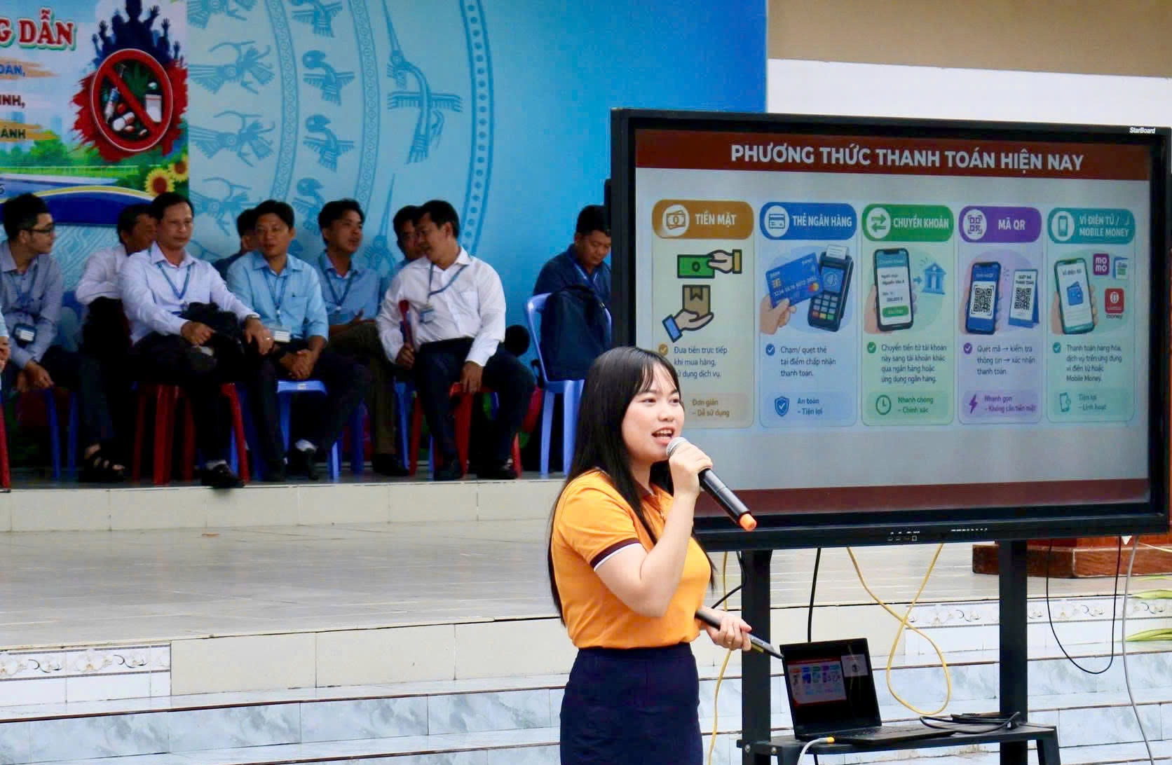 Bảng biểu hiển thị các phương tiện thanh toán điện tử tại trường THPT Châu Phú - Ảnh: NHNN khu vực 15 Bảng biểu hiển thị các phương tiện thanh toán điện tử tại trường THPT Châu Phú - Ảnh: NHNN khu vực 15