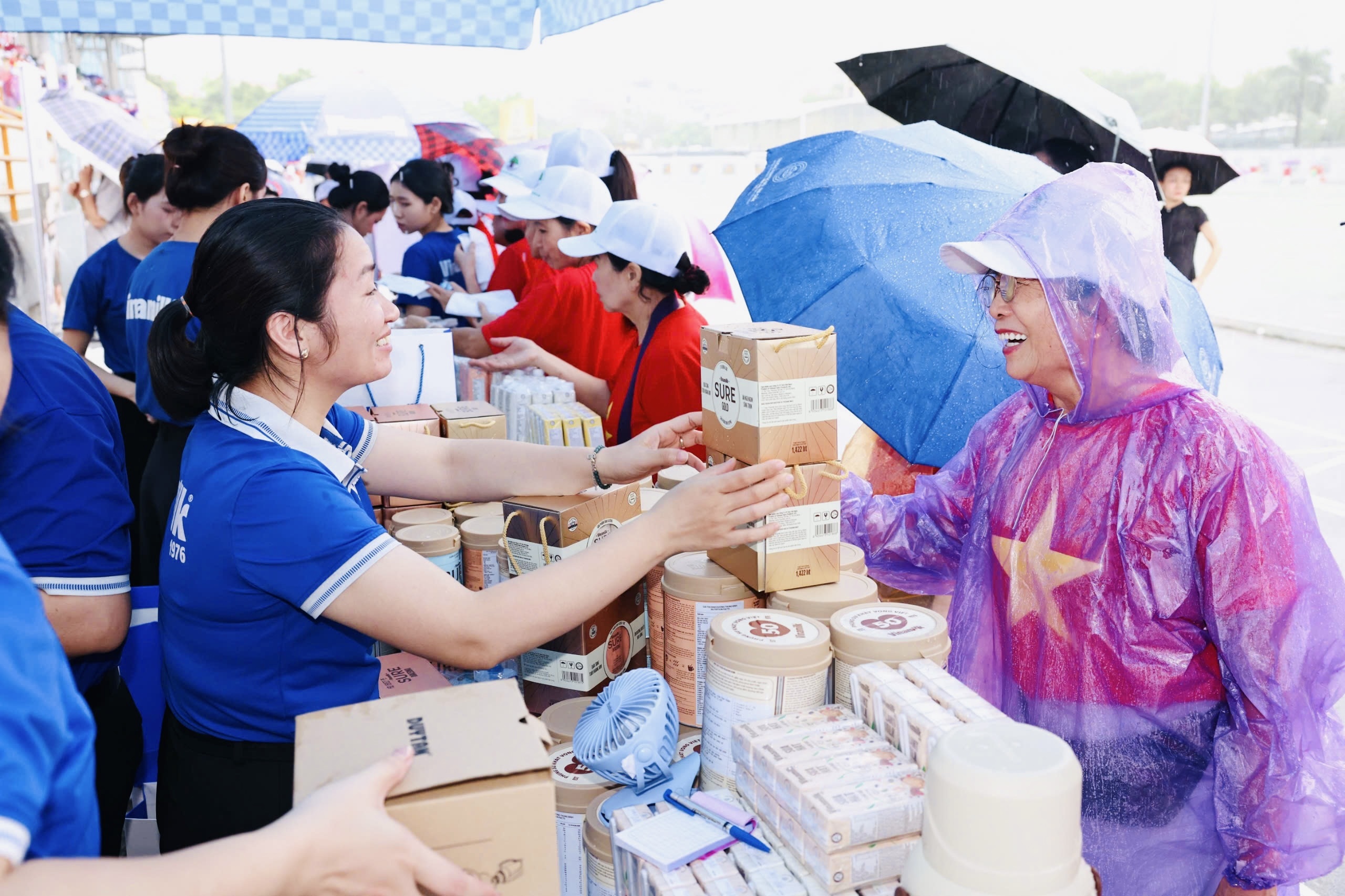 Người cao tuổi trải nghiệm các sản phẩm dinh dưỡng Vinamilk Sure tại sự kiện. Ảnh: Vi Nam Người cao tuổi trải nghiệm các sản phẩm dinh dưỡng Vinamilk Sure tại sự kiện. Ảnh: Vi Nam