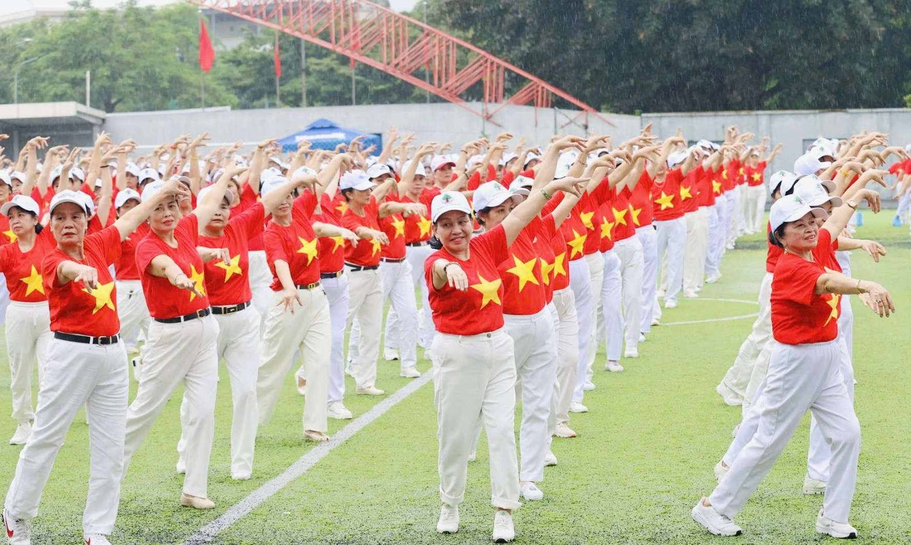 Hơn 2.000 người cao tuổi cùng lan tỏa tinh thần “Chủ động sống khỏe - Rực rỡ tuổi hoàng kim” tại Hà Nội. Ảnh: Vi Nam Hơn 2.000 người cao tuổi cùng lan tỏa tinh thần “Chủ động sống khỏe - Rực rỡ tuổi hoàng kim” tại Hà Nội. Ảnh: Vi Nam