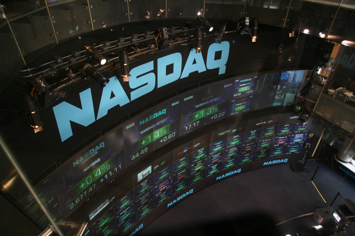 Phố Wall khởi sắc trong phiên 21/9 khi cổ phiếu công nghệ và bán dẫn dẫn dắt đà tăng, đưa Nasdaq lên mức đóng cửa cao kỷ lục mới. Phố Wall khởi sắc trong phiên 21/9 khi cổ phiếu công nghệ và bán dẫn dẫn dắt đà tăng, đưa Nasdaq lên mức đóng cửa cao kỷ lục mới.